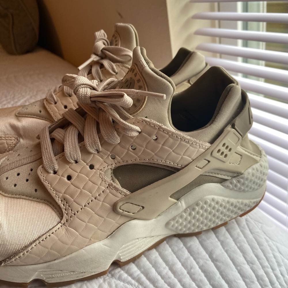 Nike huaraches women size 9